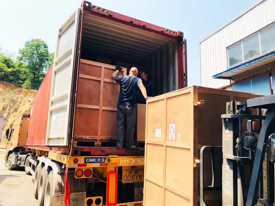 Thùng gỗ được đưa vào container vận chuyển.