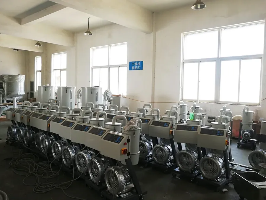 Thiết bị và bộ phận quạt tại khu lắp ráp máy sấy.